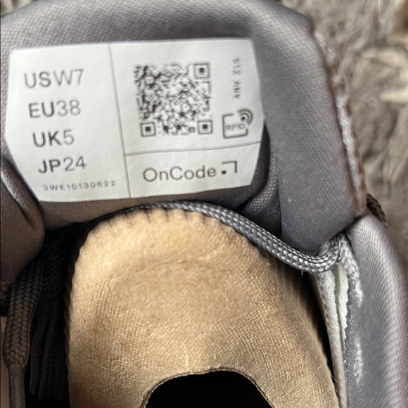 On Running Cloudrunner 2. Womens US size 7. Frost. White. Gray. New in box. - Picture 7 of 7